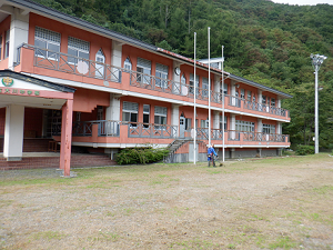 写真：旧大川中学校の校舎外観