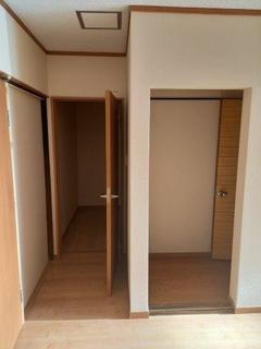 2畳間とトイレの入口