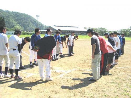 試合終了後は、両チーム並んで仲良くごあいさつ。お疲れ様でした