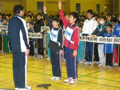 元気な選手宣誓で開会