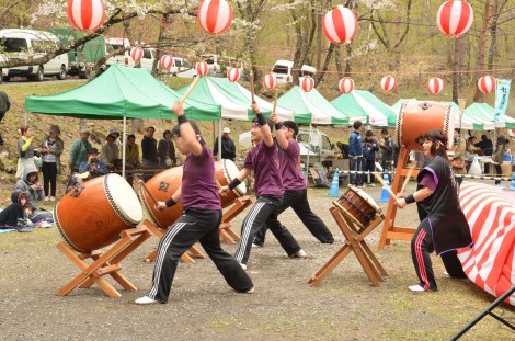 勇ましいリズムが園地に響き渡ります。