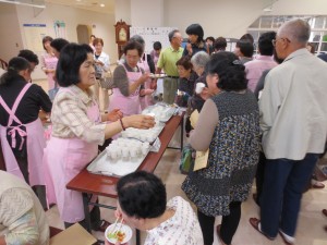 講演後には岩手県栄養士会による「いい塩梅味噌汁」と「龍泉洞黒豚」の無料試食がありました。