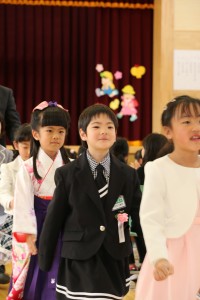 ▲緊張が解けて笑顔を見せる新1年生