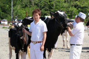 ジュニアチャンピオンに選ばれたマダムジレットスパークリング（左）とグランドチャンピオンに選ばれたアイダロッタチャンピオンエイト（右）