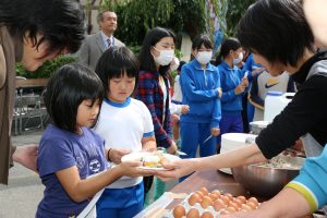 リゾットを受け取る小学生