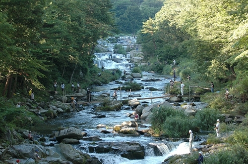 大川七滝の写真。釣り人でにぎわっている。