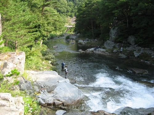 大川七滝の写真。渓流釣りを楽しむ人たち。