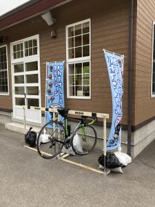 道の駅三田貝分校に設置された「いわてサイクルステーションのぼり」 道の駅三田貝分校に設置された「いわてサイクルステーションのぼり」