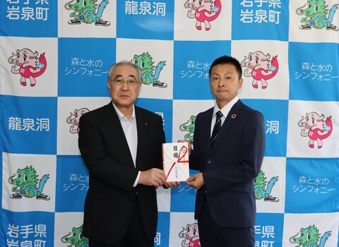 中居町長に目録を渡す有限会社差畑林業差畑代表取締役(写真右) 中居町長に目録を渡す有限会社差畑林業差畑代表取締役(写真右)